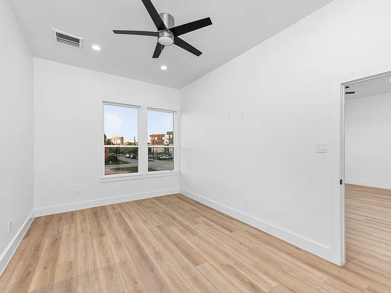 2314 Barbee St — Photo 4