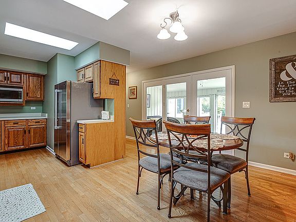 4th image of 686 N Sharon Dr