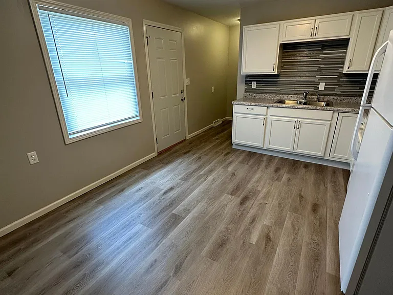 812 Wix Ln — Photo 2