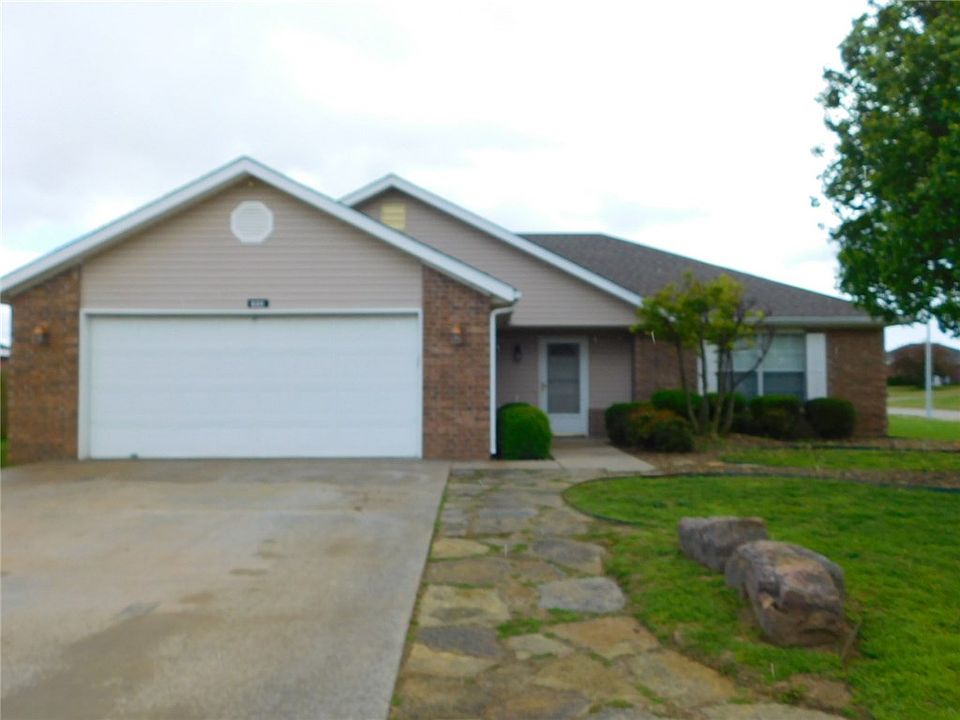 1st image of 931 Honeysuckle Dr