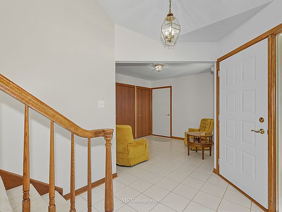 4th image of 18434 Lakeview Cir W
