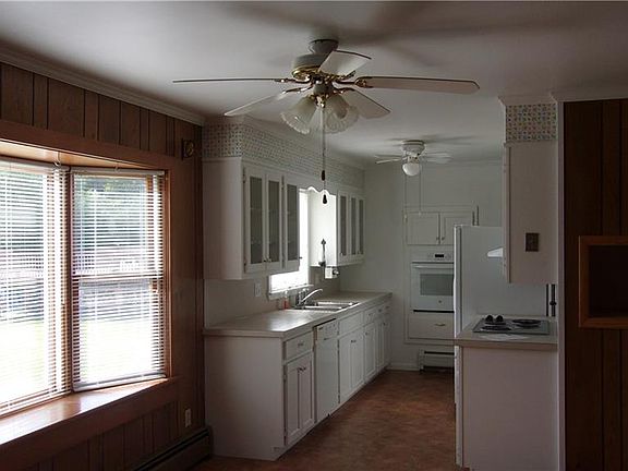 4th image of 33 Pine Hill Dr