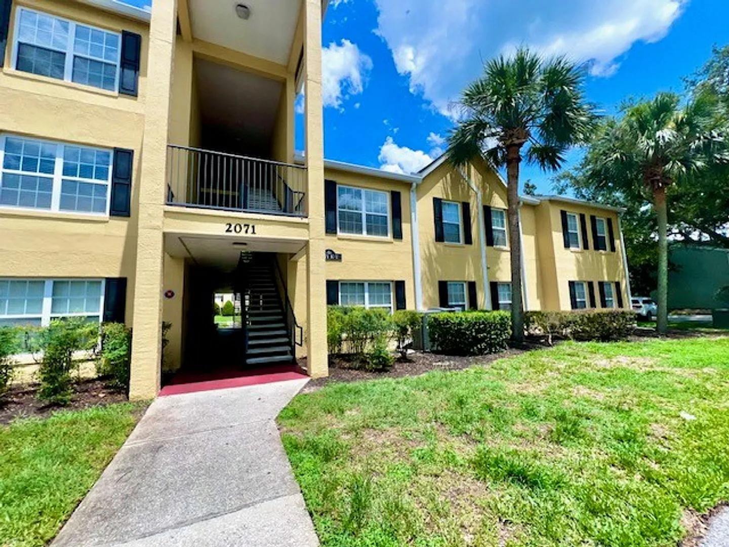 Move In Now!! Gated Community Miriada! 1st Floor 1x1.5 Bath Condo Near Pool Area Laminate Wood Fl... — Photo 2