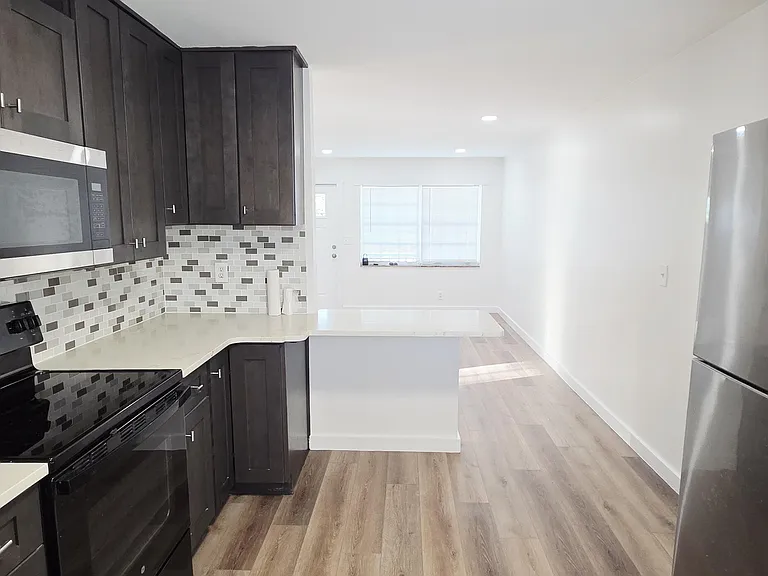 765 W 7th St #B — Photo 2