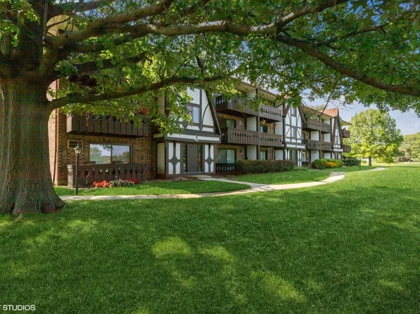 6 Crestview Ln Unit 8, Vernon Hills, IL 60061