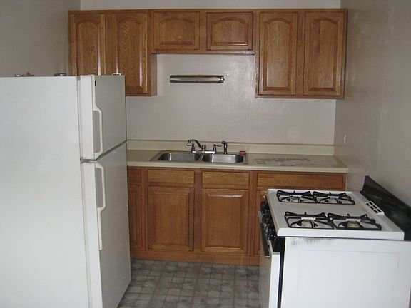2nd image of 2409 W Balmoral Ave APT 2F