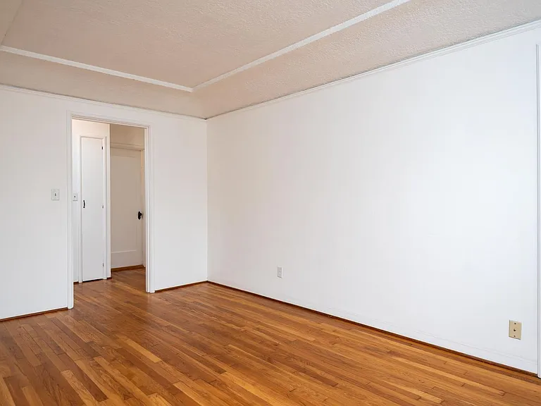 2211 NE Pacific St — Photo 10