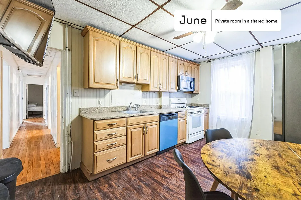 Queen bedroom in 5 bed/1 bath home in Harvard Square (Cambridge) #1808 A — Photo 3