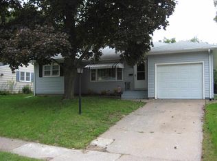 2423 Washington Ln, Davenport, IA 52804