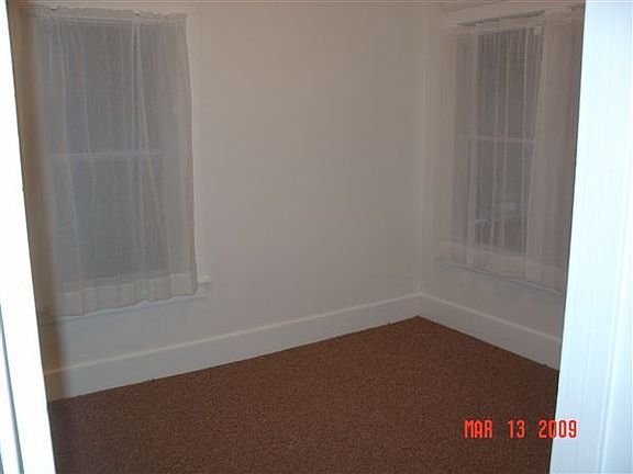 Bedroom 1 Front (9'7" x 11'5")