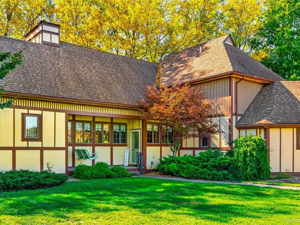 37275 Elizabeth Ln, New Boston, MI 48164