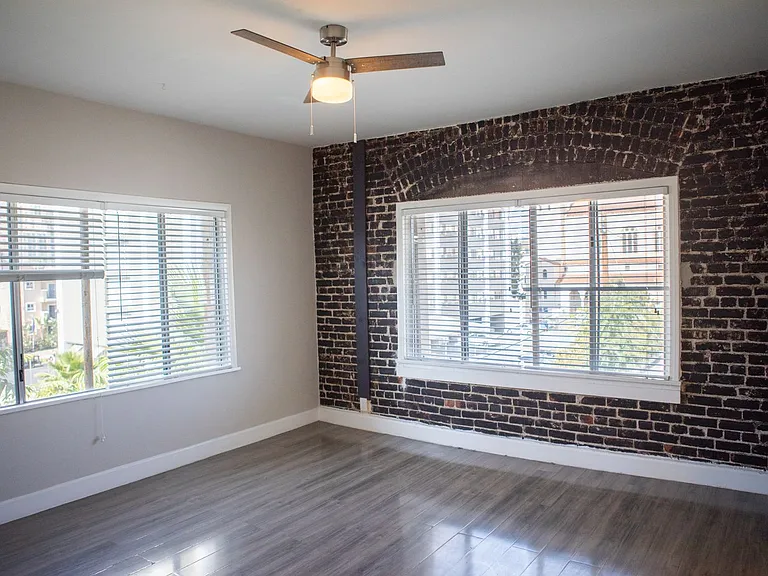 Gorgeous Newly Remodeled One Bedroom and Studios — Photo 13
