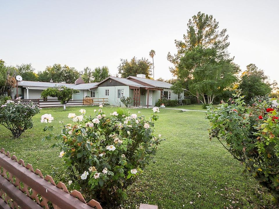 Front yard, grassy, irrigated, mature roses, oranges and grapefruit. 2 car carport.