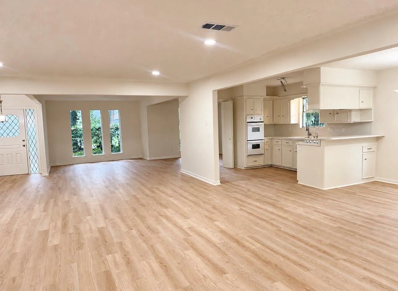 4 bed, 2.5 bath, 2288 sqft, $2,500 — Photo 4
