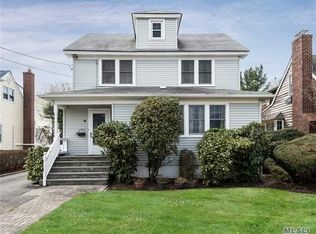 98 Macgregor Ave, Roslyn Heights, NY 11577
