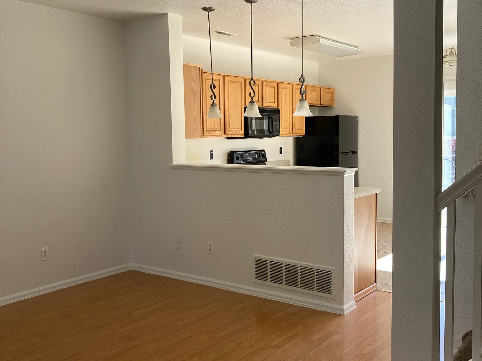 3 bed, 2.5 bath, 1250 sqft, $2,800 — Photo 2