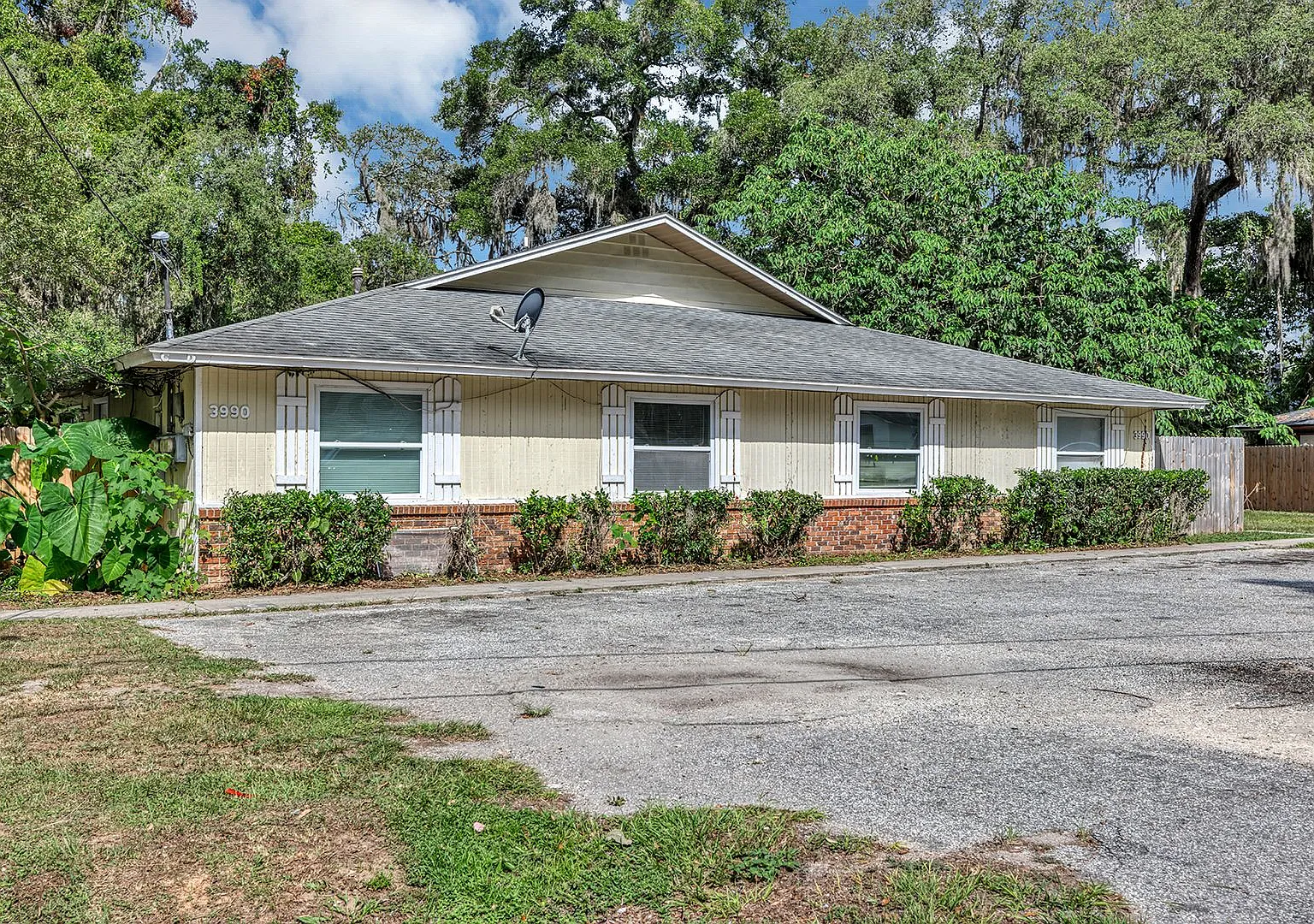 Spacious 3BR/2BA Ocala Home with Modern Finishes,Fireplace Floor-to-Ceiling Sliding Glass Doors &... — Photo 2