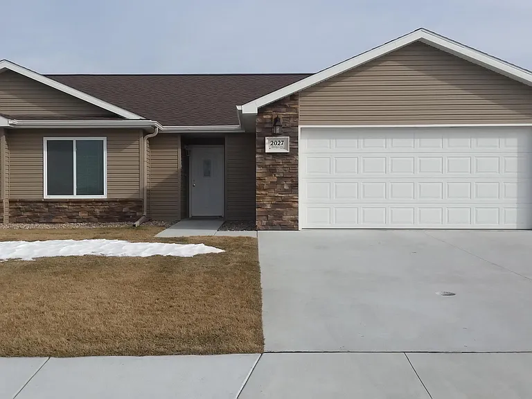 2027 Ebony Ln — Photo 1