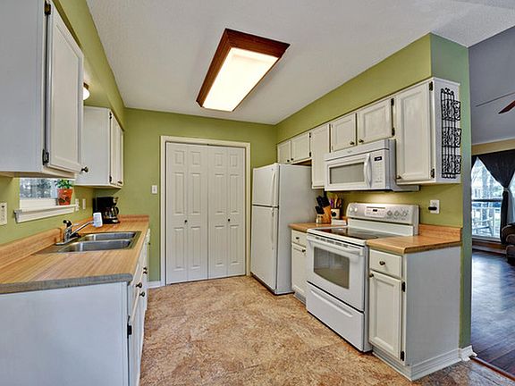 3rd image of 71044 Lake Placid Dr