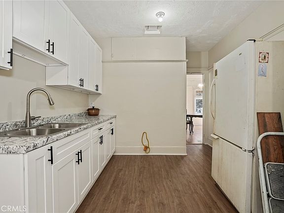 4th image of 1037 W 46th St