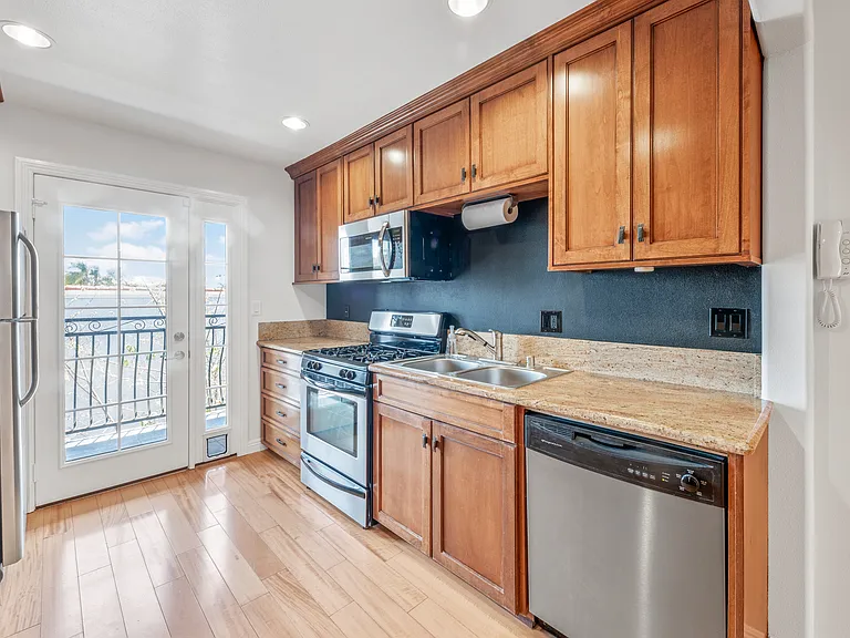310 Olive Ave #6 — Photo 3