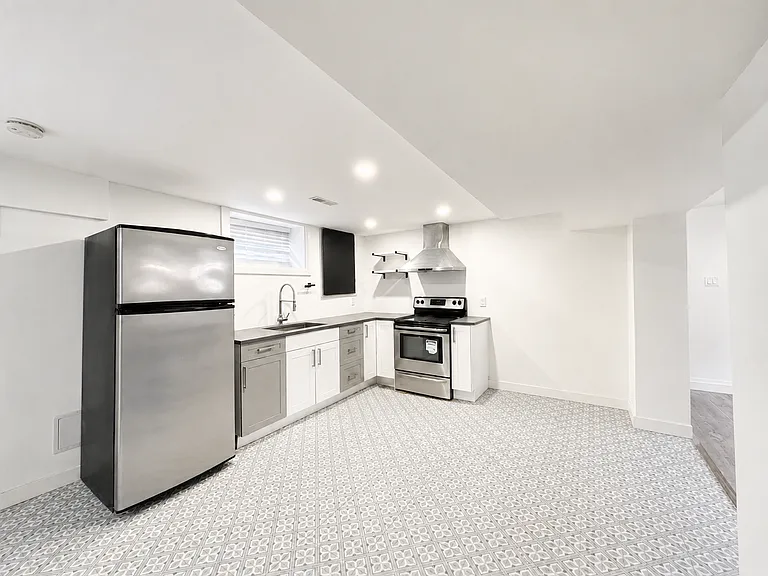 908 Fennell Ave E — Photo 2