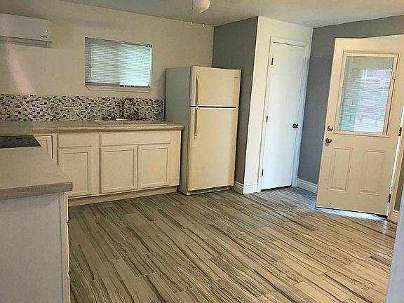 3rd image of 6941 W Holiday St
