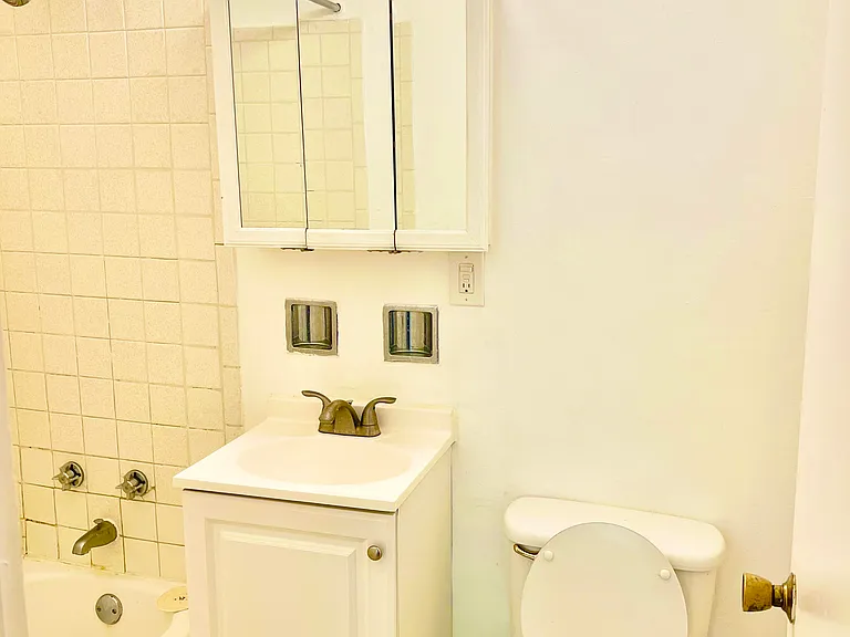 448 W Saint James Pl #2A — Photo 17