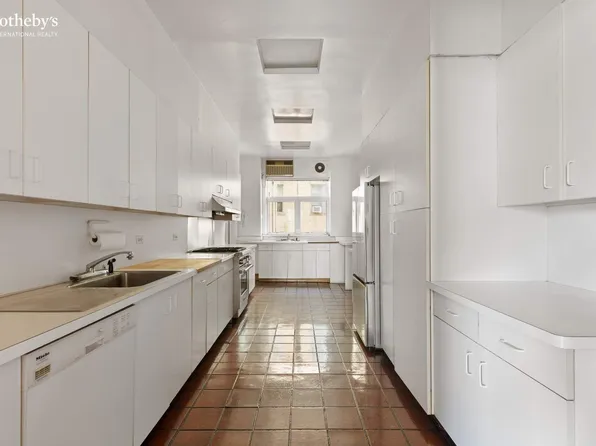 920 5th Avenue image 10 of 23