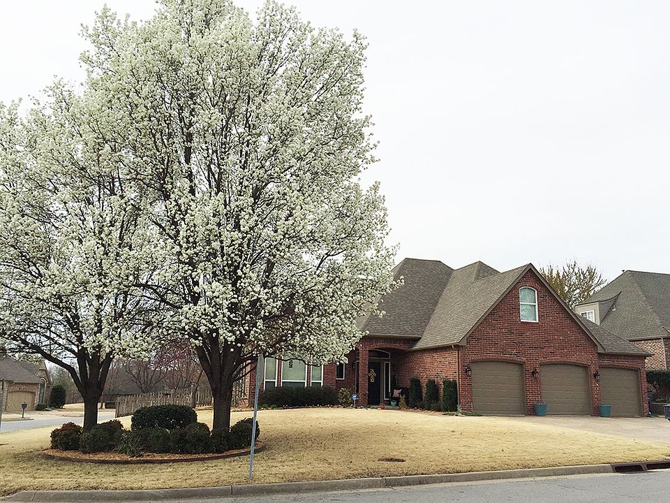 Fabulously updated with coveted 3-car garage on quiet cul-de-sac in Bixby North!