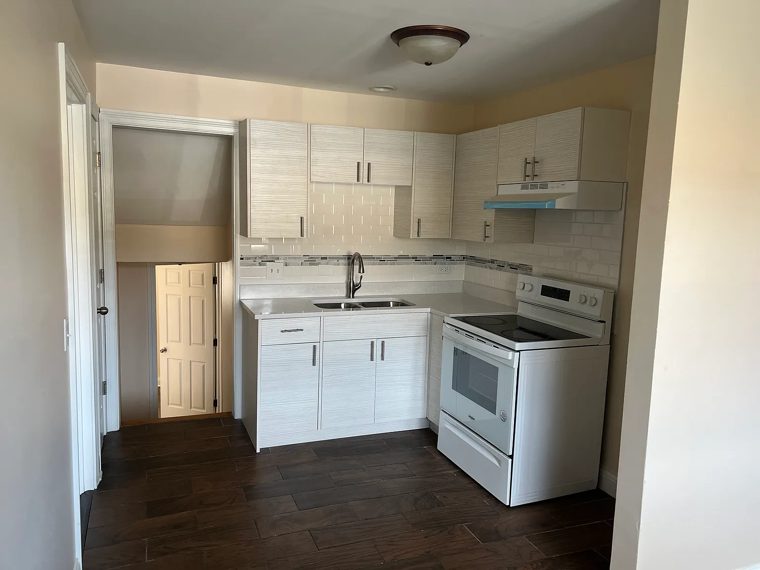 3 bed, 1.5 bath, 1000 sqft, $1,800 — Photo 2