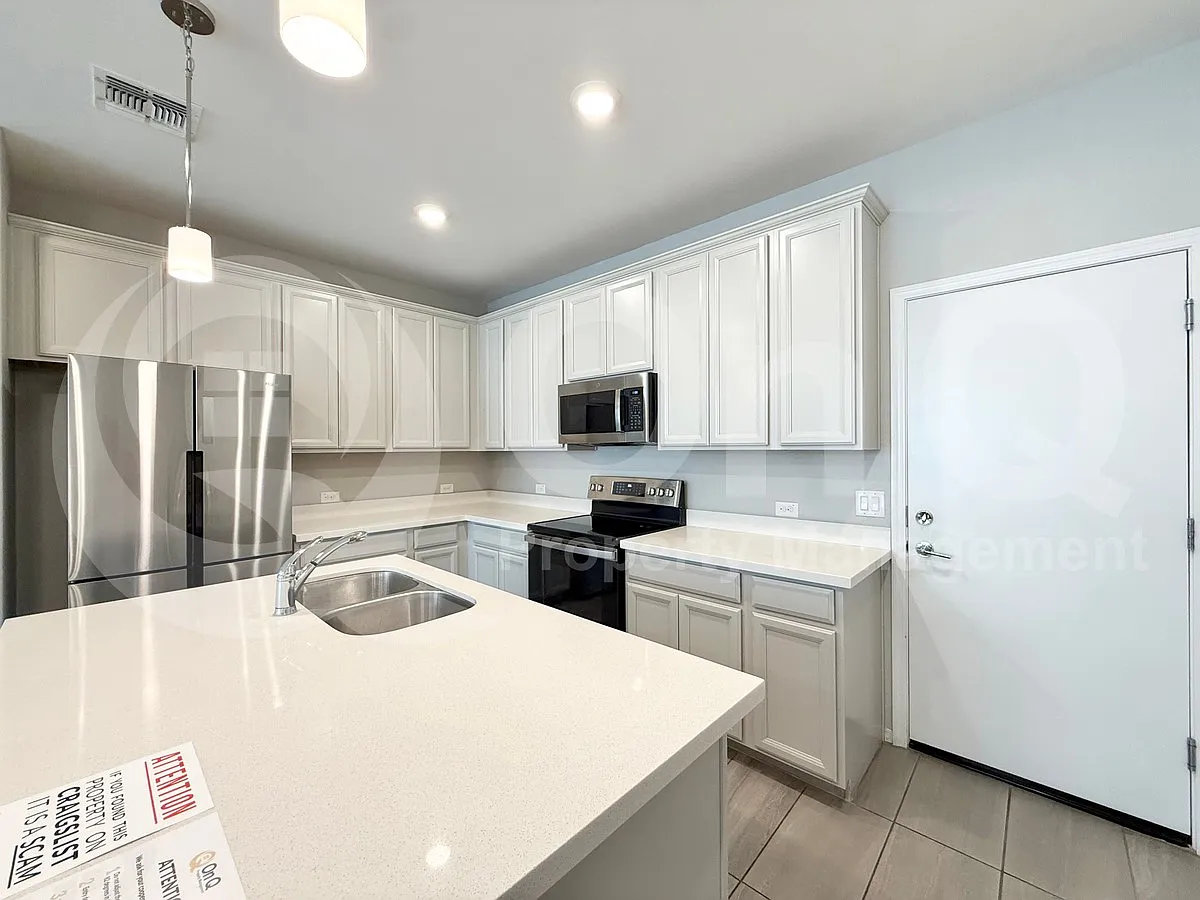3 bed, 3.0 bath, 1639 sqft, $2,100 — Photo 4