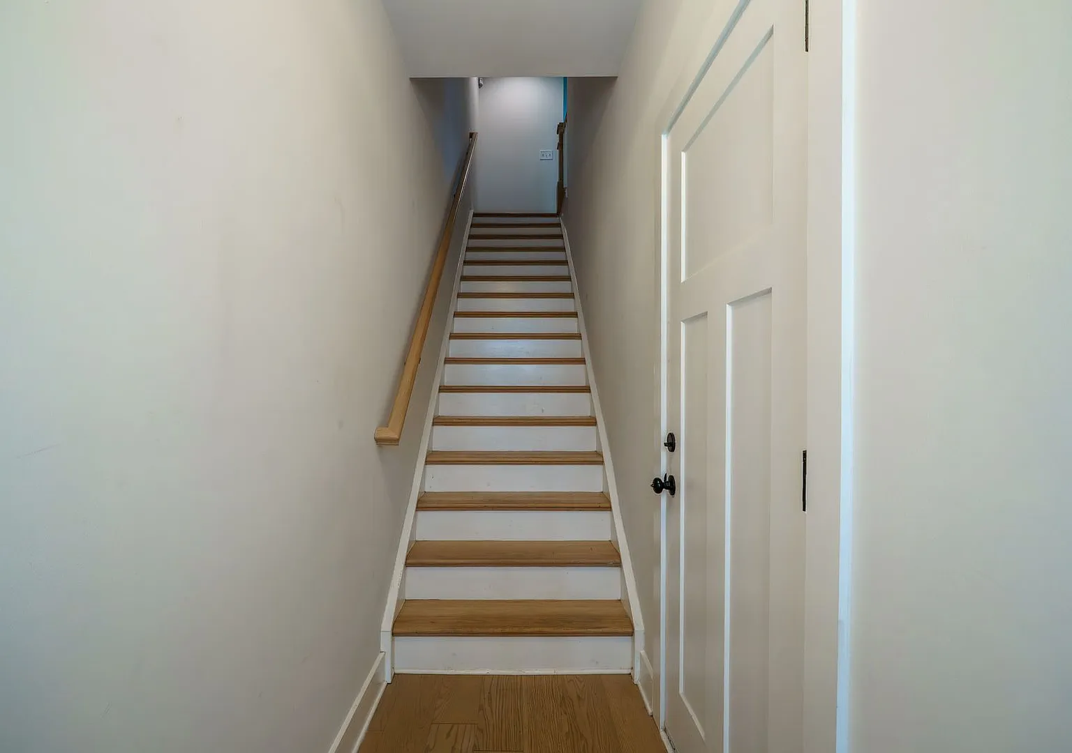 almost brand new uptown modern town house — Photo 2