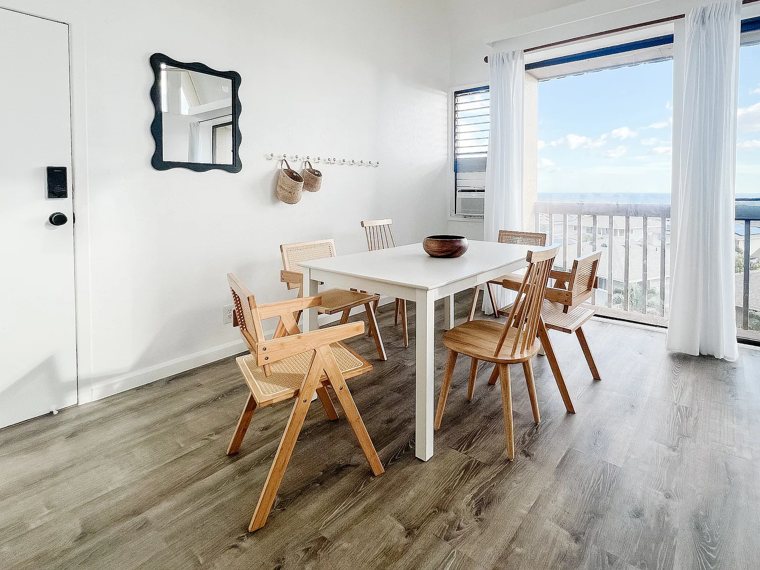 3 bed, 933 sqft, $3,900 — Photo 4