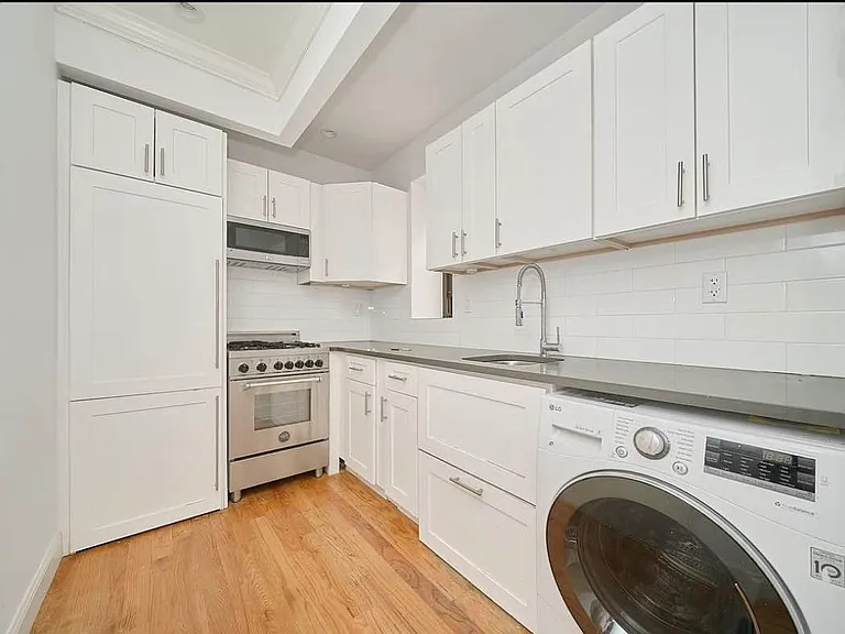 440 W 47th St #2G — Photo 2