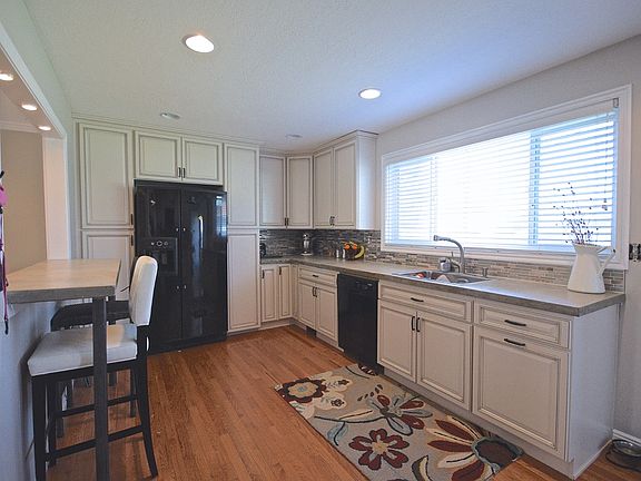 4th image of 1081 E Diamond Way