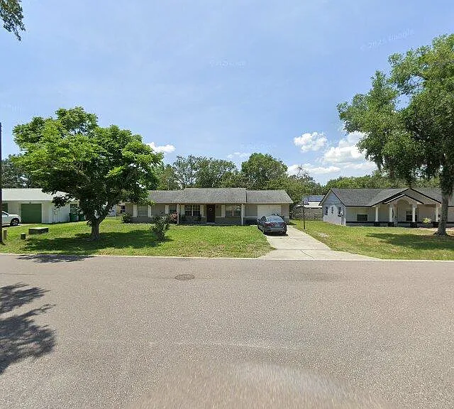 402 Cricket Hollow Ln — Photo 1