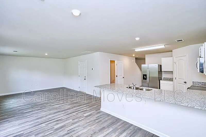 4 bed, 2.5 bath, 1800 sqft, $1,850 — Photo 4
