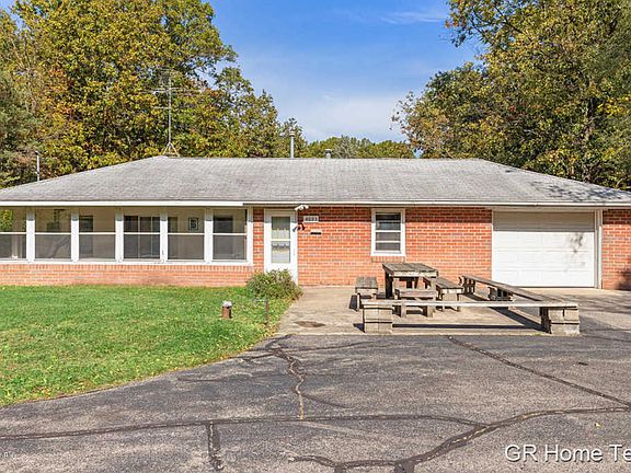 3rd image of 4093 Knapp Valley Dr NE