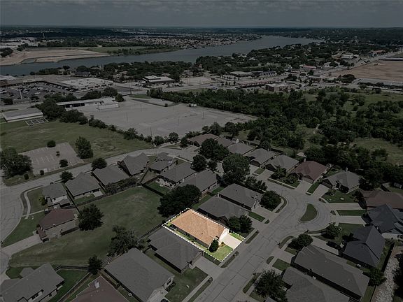 4th image of 1408 Lauren Ln
