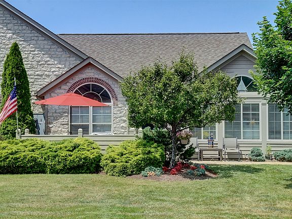3rd image of 2749D Canterbury Cir