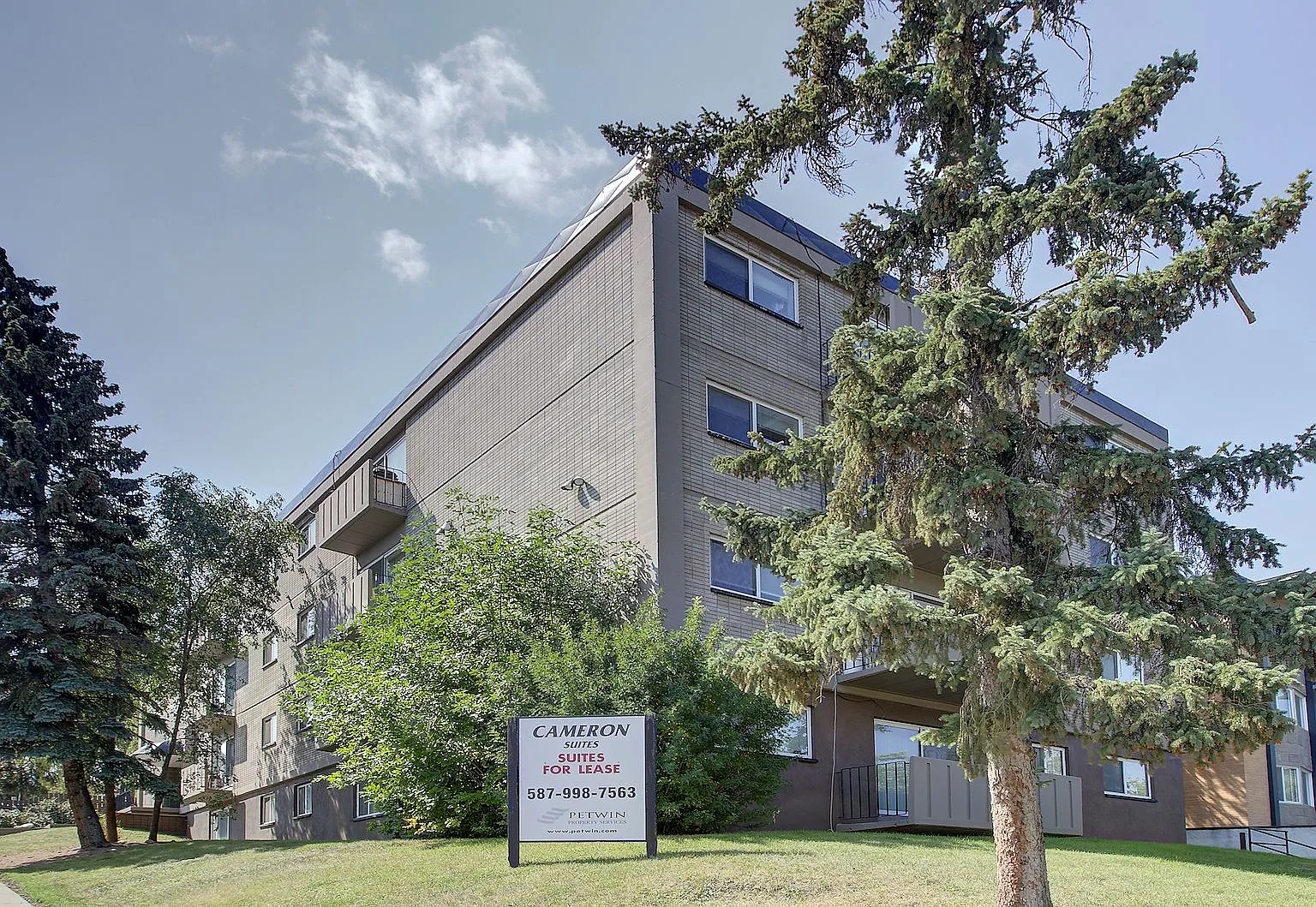 Cameron Arms in Lower Mount Royal — Photo 1