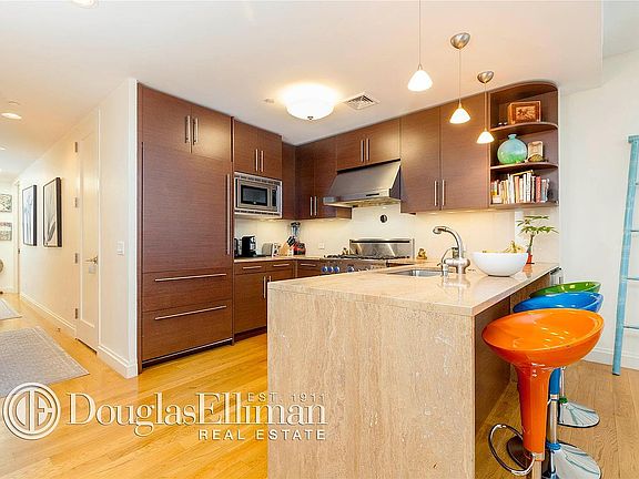 3rd image of 88 Chambers St #4THFL