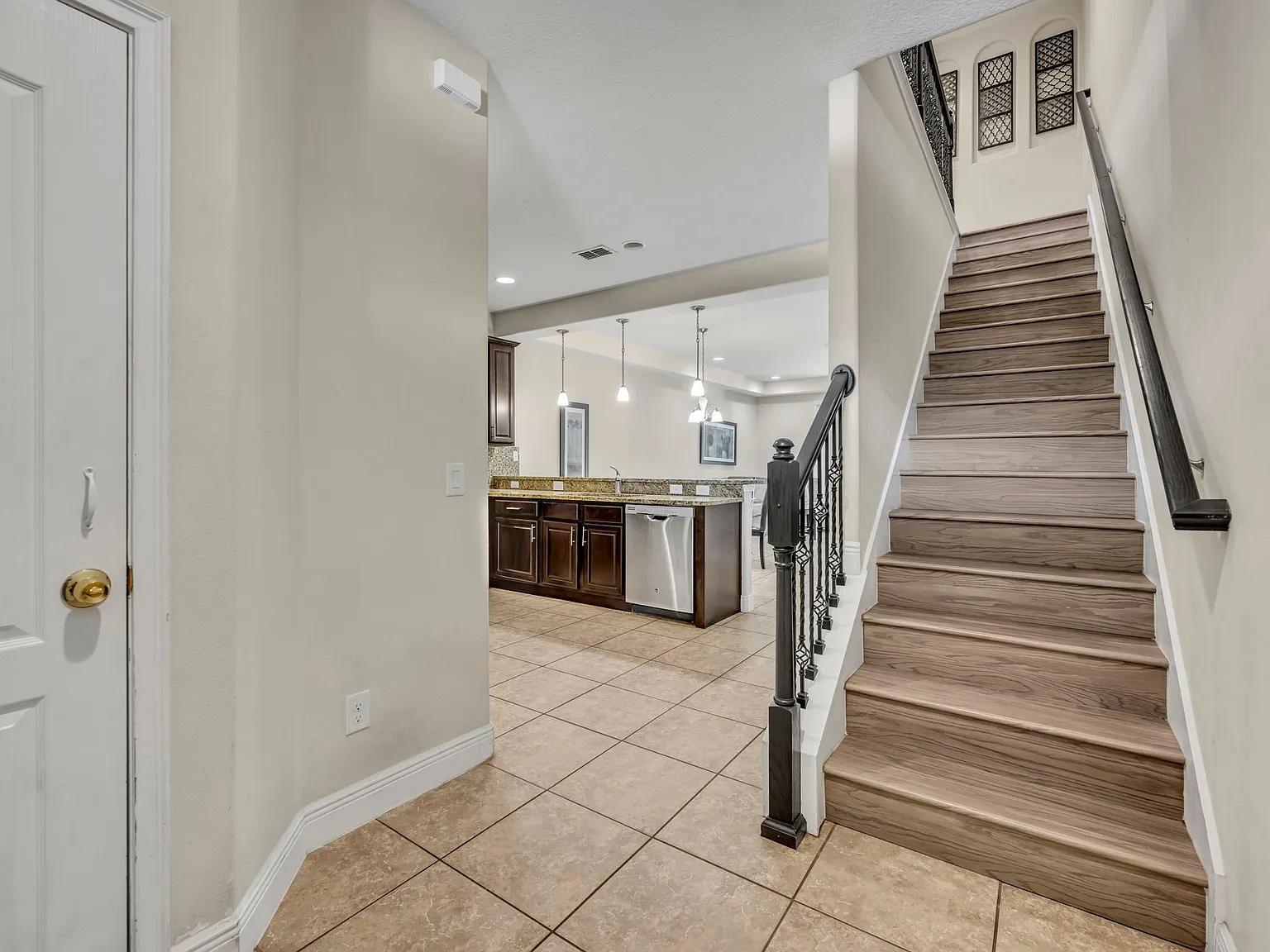 3 bed, 2.5 bath, 1632 sqft, $2,000 — Photo 3