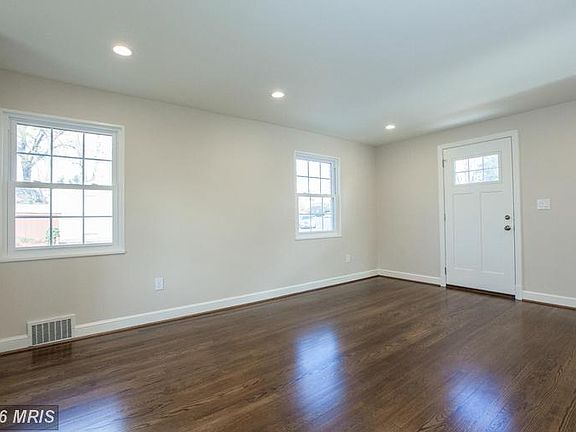 4th image of 102 N Wakefield St