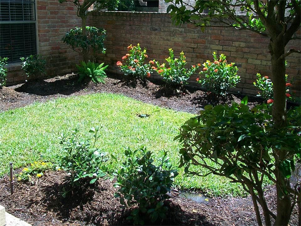 THE COURT YARD GARDEN IS SPLENDIDLY GROOMED