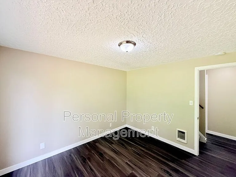 3110 Thompson Ave — Photo 10