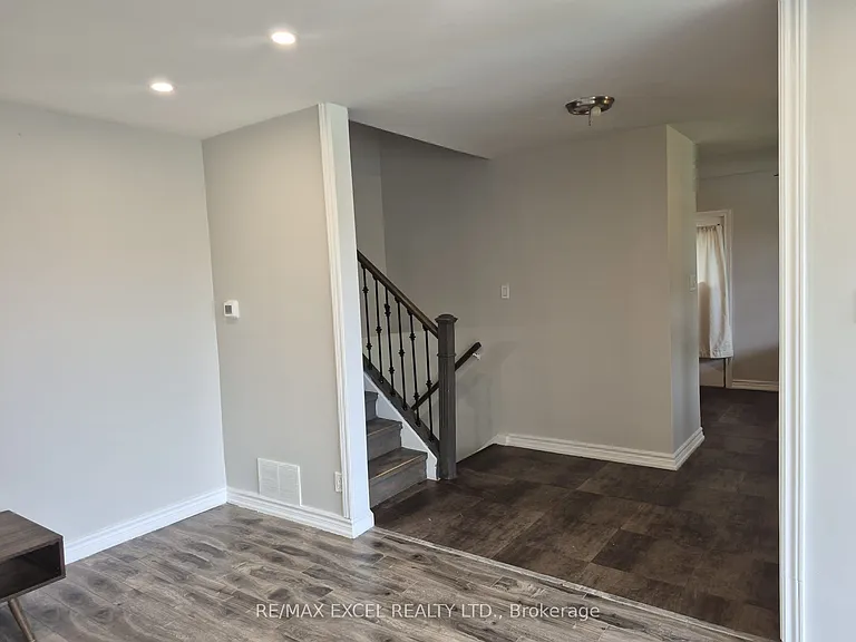 16 Sundance Cres — Photo 10