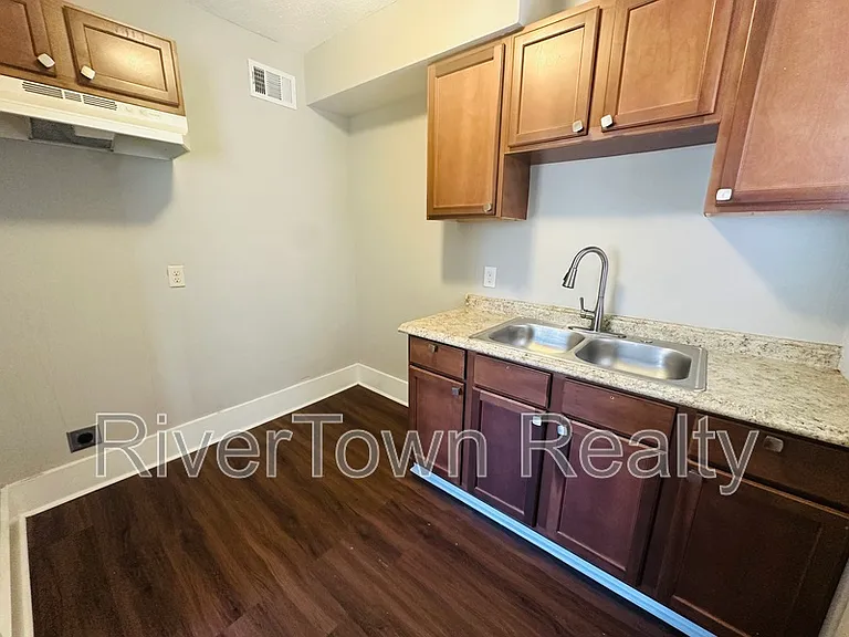 3235 Southern Ave — Photo 3