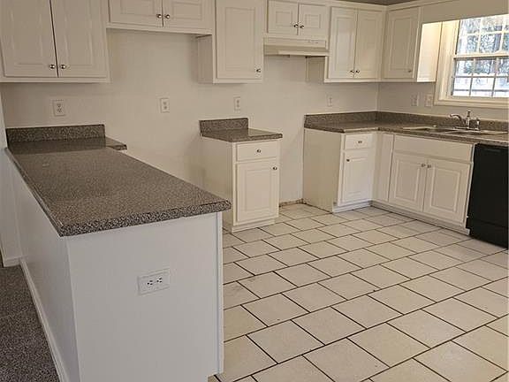3rd image of 821 Pine Hill Ct